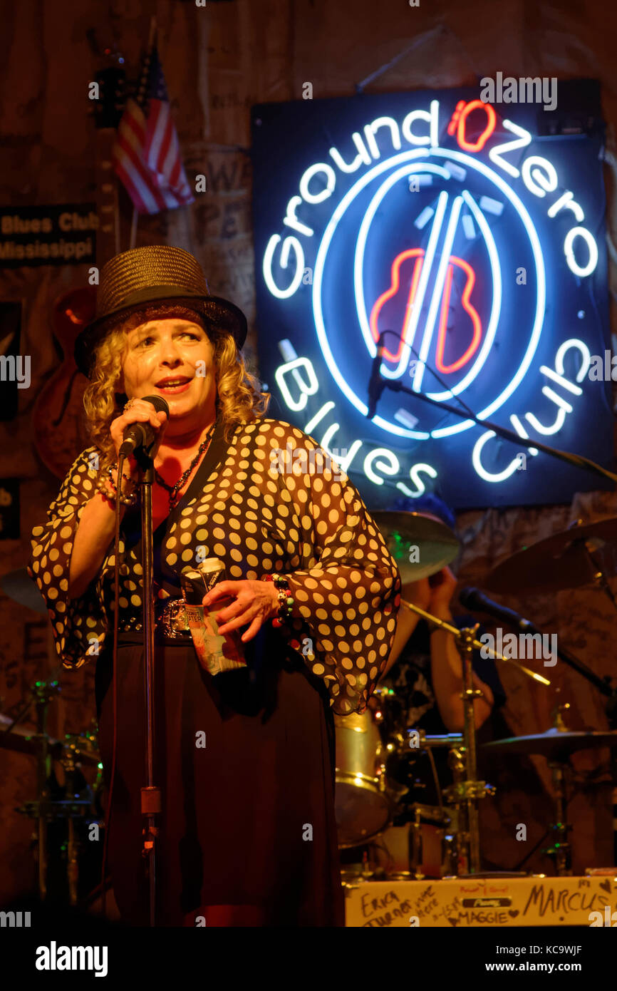 CLARKSDALE, MISSISSIPPI, 9 maggio 2015 : la cantante femminile suona al Ground Zero Blues Club di Clarksdale, durante il Caravan Clarksdale Blues Festival 2015. Foto Stock