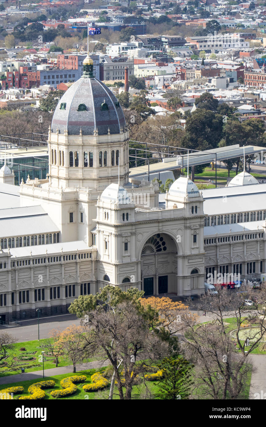 Il Royal Exhibition Building e Melbourne Museum dietro ai giardini Carlton, Melbourne, Victoria, Australia. Foto Stock
