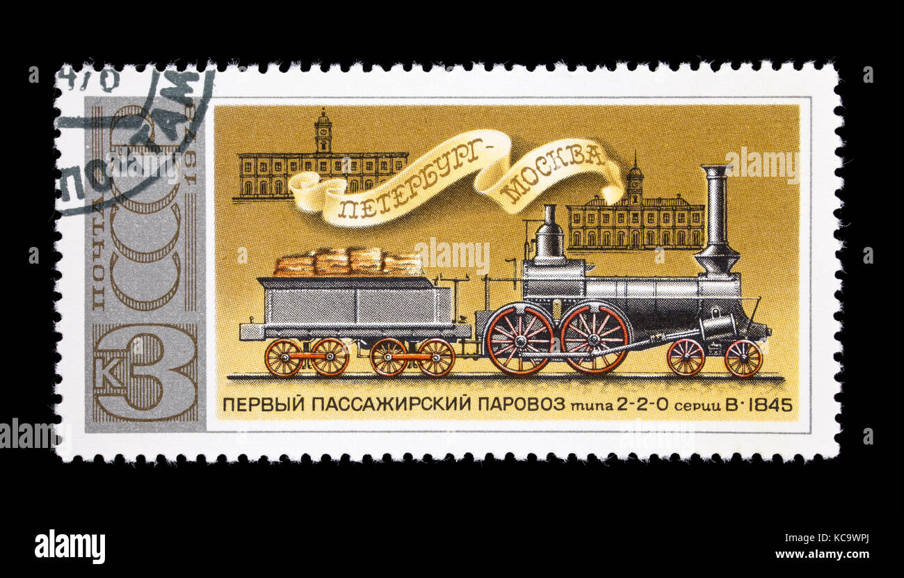 Francobollo dall'Unione Sovietica raffigurante un 2-2-0 locomotiva a vapore dal 1845 e di Mosca e San Pietroburgo le stazioni ferroviarie. Foto Stock