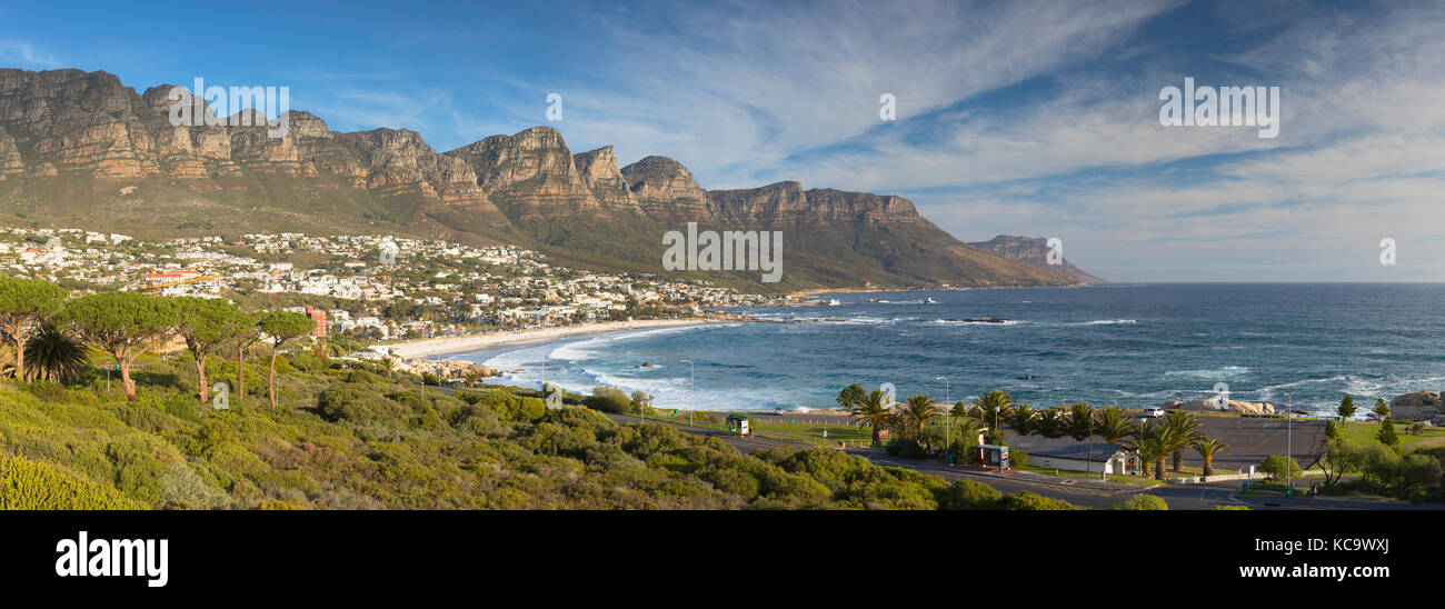 Vista di Camps Bay, Città del Capo, Western Cape, Sud Africa Foto Stock