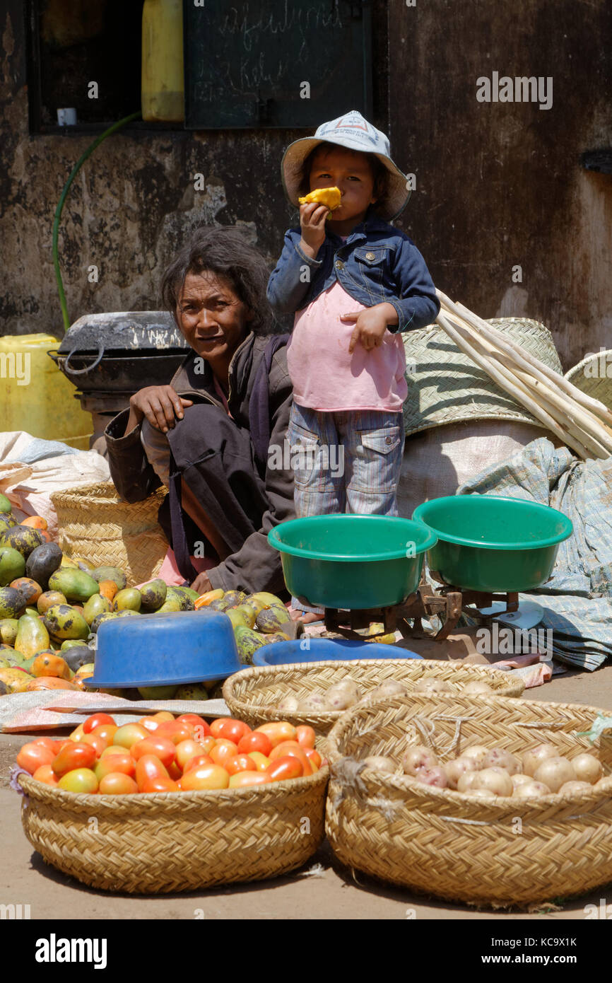 BETAFO, MADAGASCAR, 17 novembre 2015 : al mercato. Le risaie irrigate della zona sono emblematiche degli altopiani malgascio e sono nomina Foto Stock