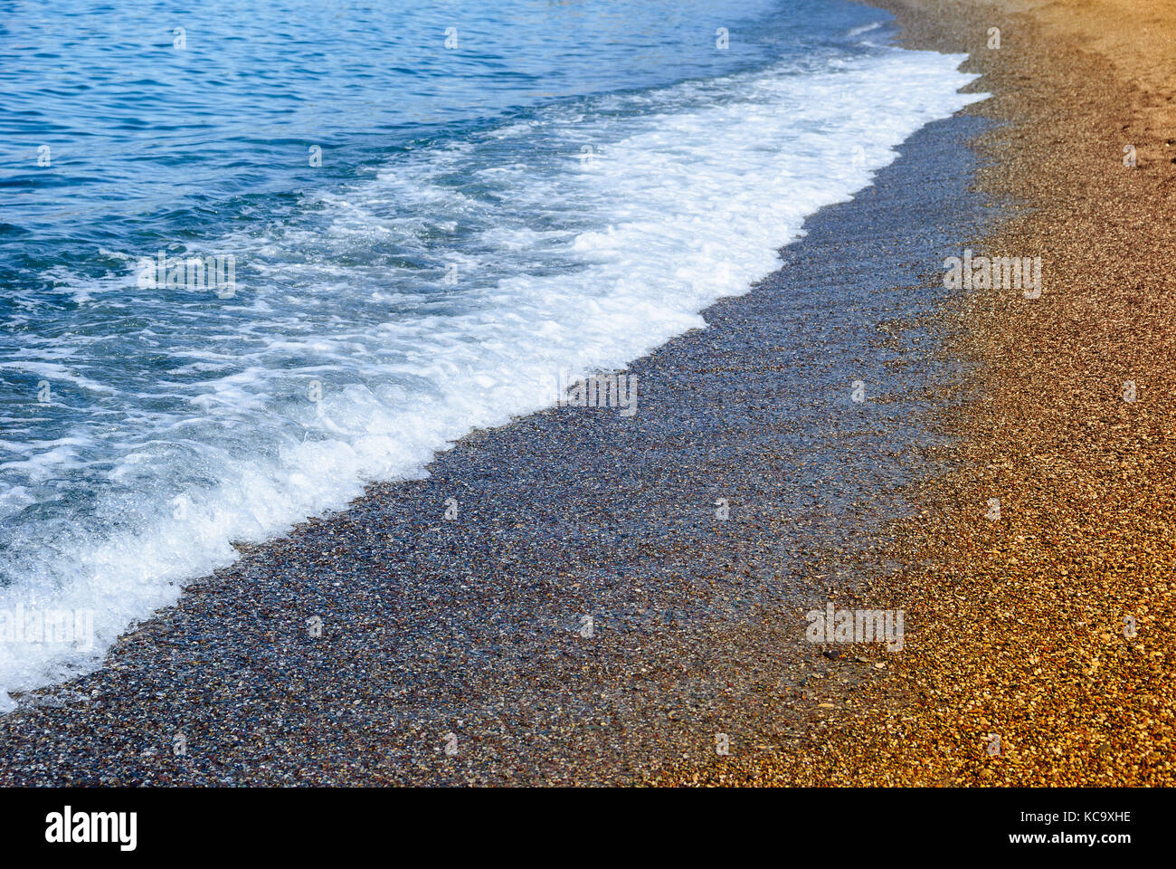 Onda di oceano blu sulla spiaggia sabbiosa. Sfondo. focus su wave Foto Stock