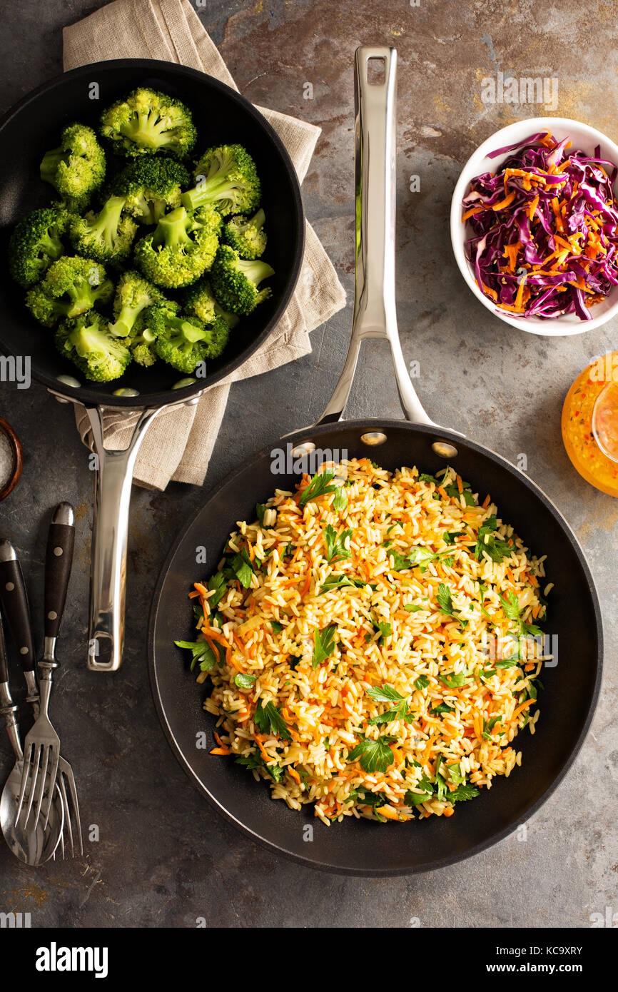 Riso saltato con verdure e broccoli cotti al vapore Foto Stock