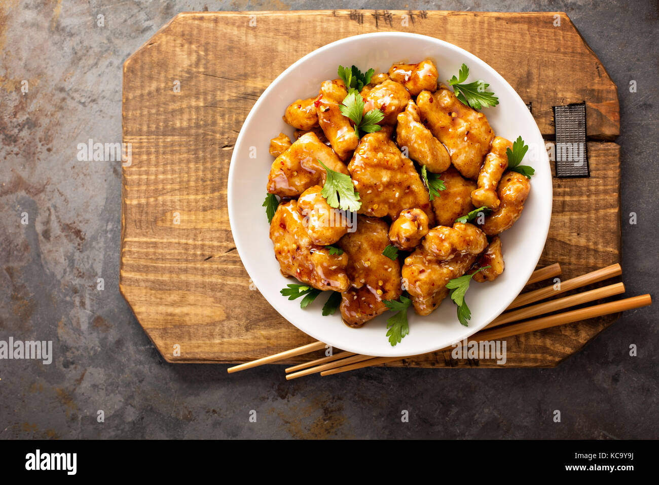 Speziato dolce e aspro di pollo con riso e cavolo Foto Stock