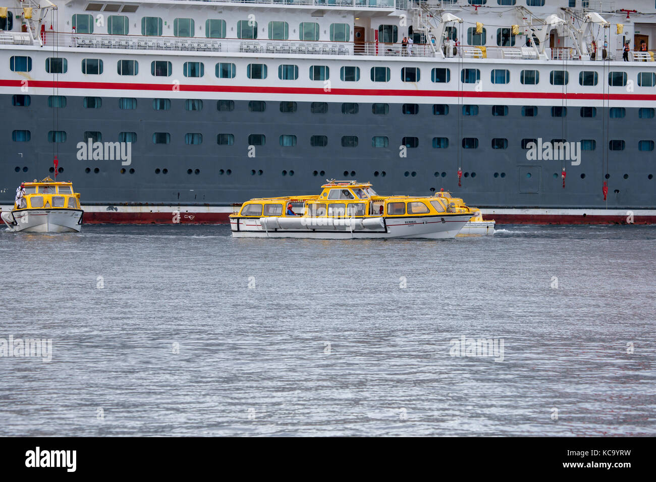 La nave le imbarcazioni di salvataggio dalla MS Balmoral Crociera sono abbassati quando nella porta come parte di un trapano di emergenza Foto Stock