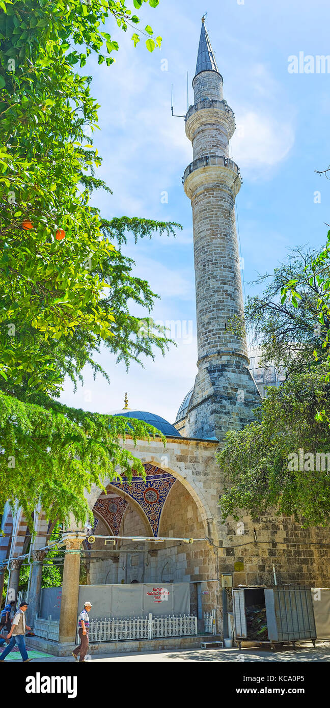 Antalya, Turchia - 12 maggio 2017: l'alto minareto in pietra e grande portico della moschea muratpasa nella città vecchia, il 12 maggio in Antalya. Foto Stock