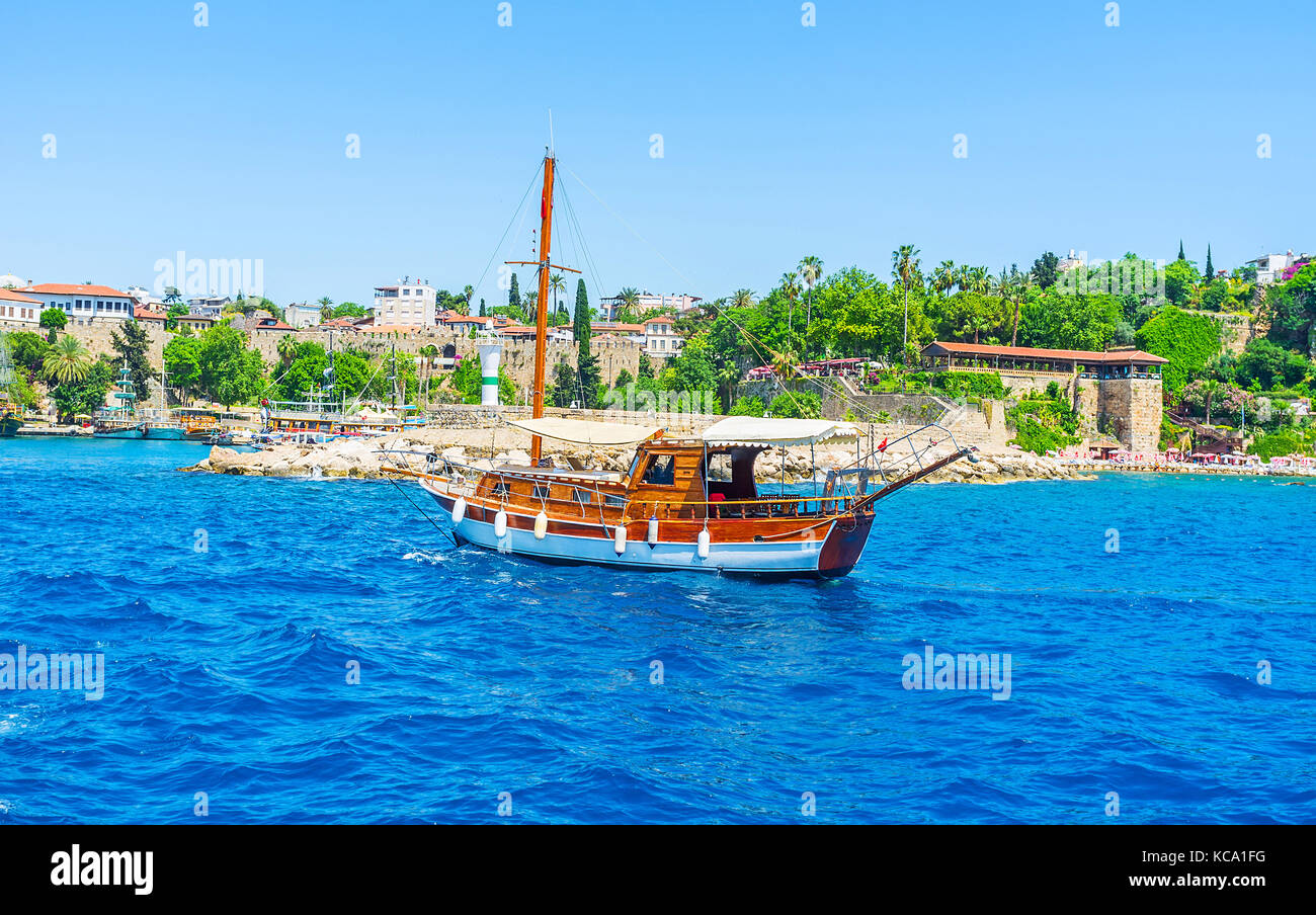 La piccola barca di legno è la nave ideale per una romantica gita lungo la costa di Antalya, i turisti possono noleggiare nella vecchia marina, Turchia. Foto Stock