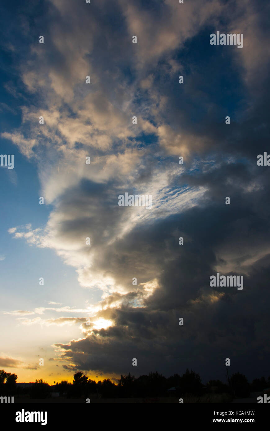 Nuvole nel cielo prima del tramonto Foto Stock