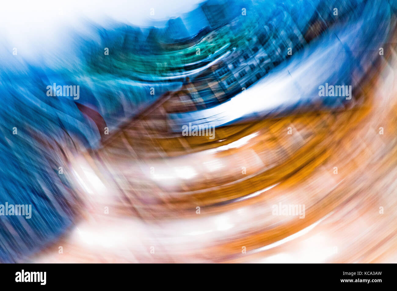 Un blu e arancio astratto vista fotografico degli edifici in circolazione in città con un grano di reticolazione per effetto di tessitura Foto Stock Un blu e arancio astratto vista fotografico degli edifici in circolazione in città con un grano di reticolazione per effetto di tessitura Foto Stock