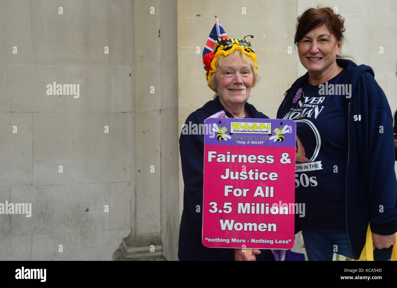 Donne contro la pensione statale di dimostrazione di disuguaglianza Foto Stock