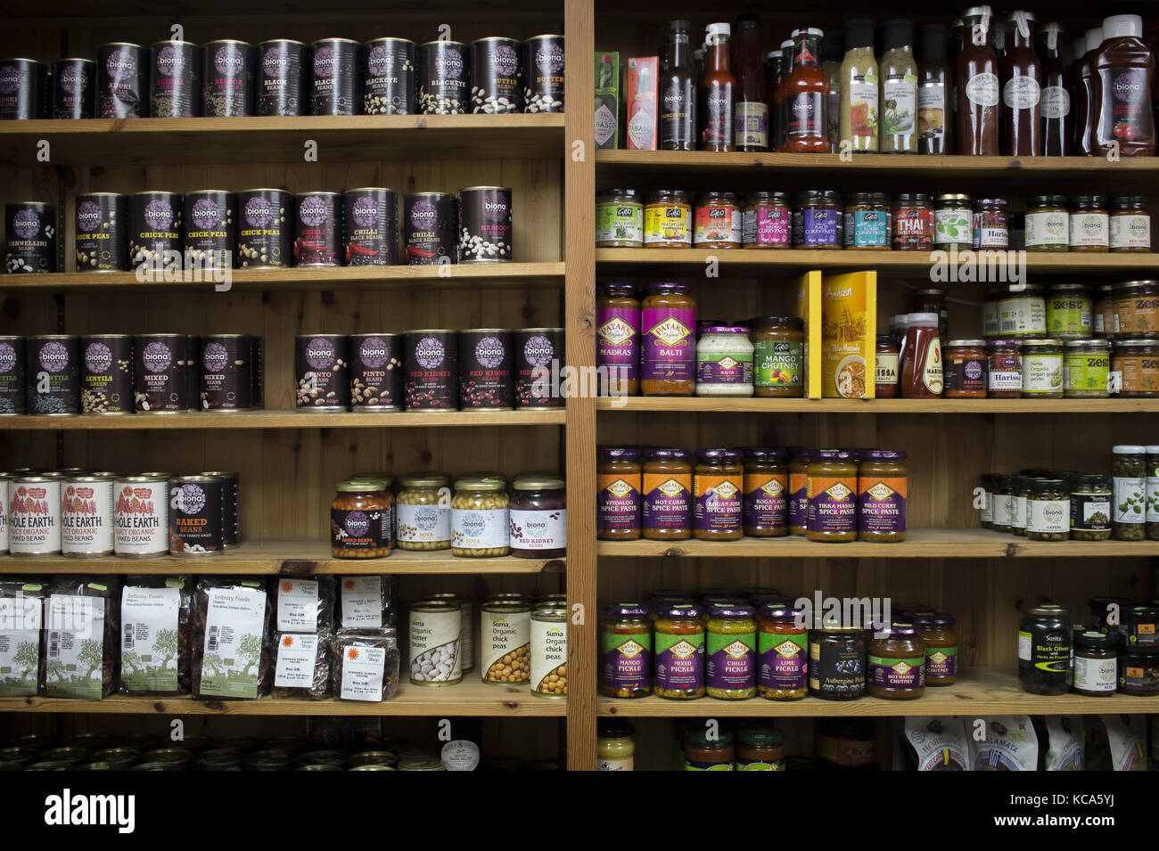 Fagioli, lenticchie e spezie sul display in un health food shop in Stroud Foto Stock