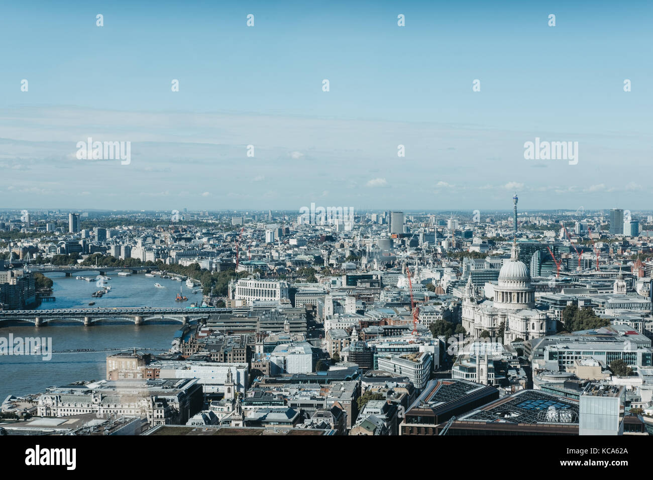 Il Tamigi e lo skyline di Londra visto da Sky Garden, il più alto giardino pubblico di Londra Foto Stock