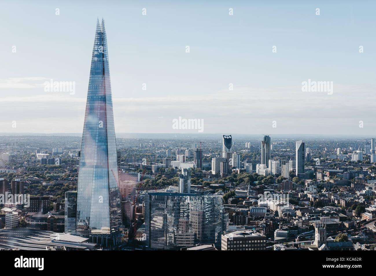 Londra e Shard, il più alto edificio della città. Vista dal giardino del cielo, il più alto giardino pubblico di Londra Foto Stock