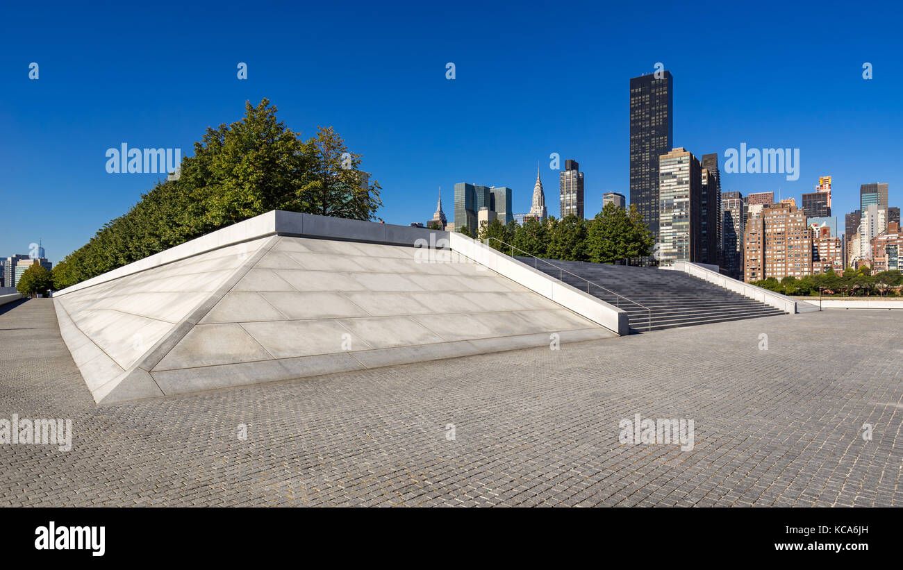 Vista estiva di Franklin D. Rosevelt quattro libertà Park e Manhattan Midtown in estate. Roosevelt Island, New York City Foto Stock