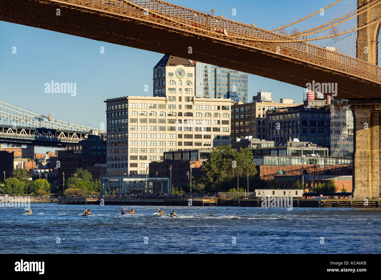 Il lungofiume di Brooklyn con il ponte di Brooklyn e la strada principale parco. DUMBO, New York City Foto Stock