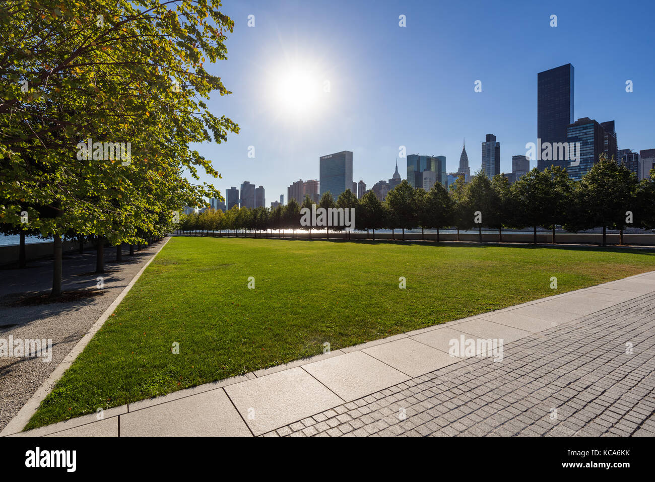 Vista estiva di Franklin D. Rosevelt quattro libertà Parco prato con Manhattan Midtown East. Roosevelt Island, New York City Foto Stock
