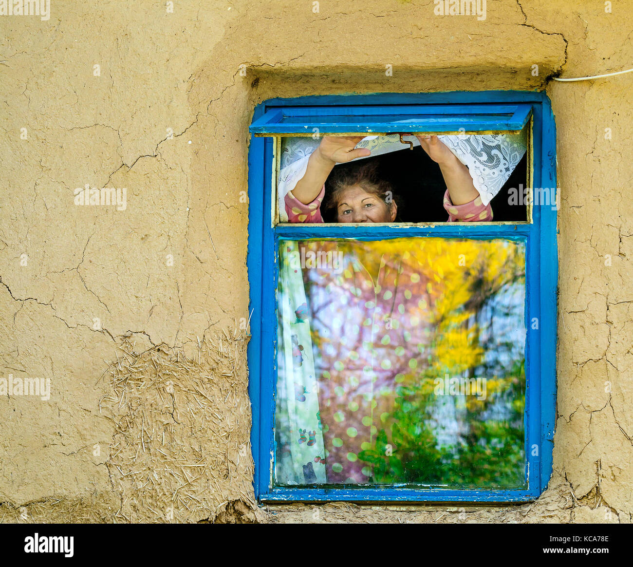 Vecchie donne che aspettano, guardano fuori, dalla finestra. Foto Stock