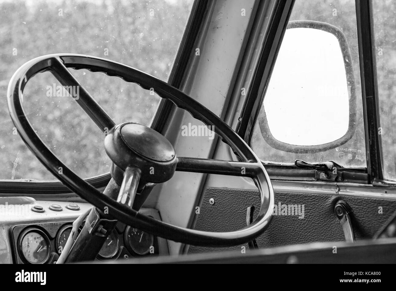 Il volante nella cabina di pilotaggio Foto Stock