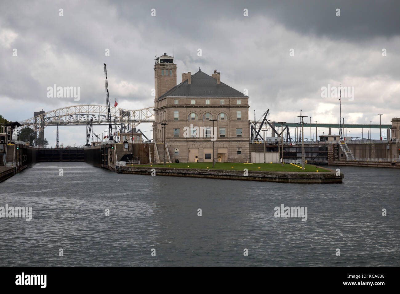 Sault Ste Marie, michigan - l approccio upbound al soo serrature, che consentono la spedizione tra la diminuzione dei grandi laghi e del lago Superior. Il macarthu Foto Stock