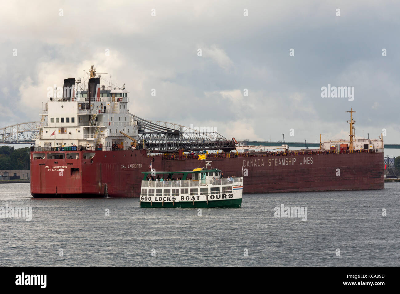 Sault Ste Marie, michigan - i turisti in un tour in barca del soo blocca guarda il csl laurentien, un bulk cargo freighter in attesa di entrare in blocchi. il Foto Stock