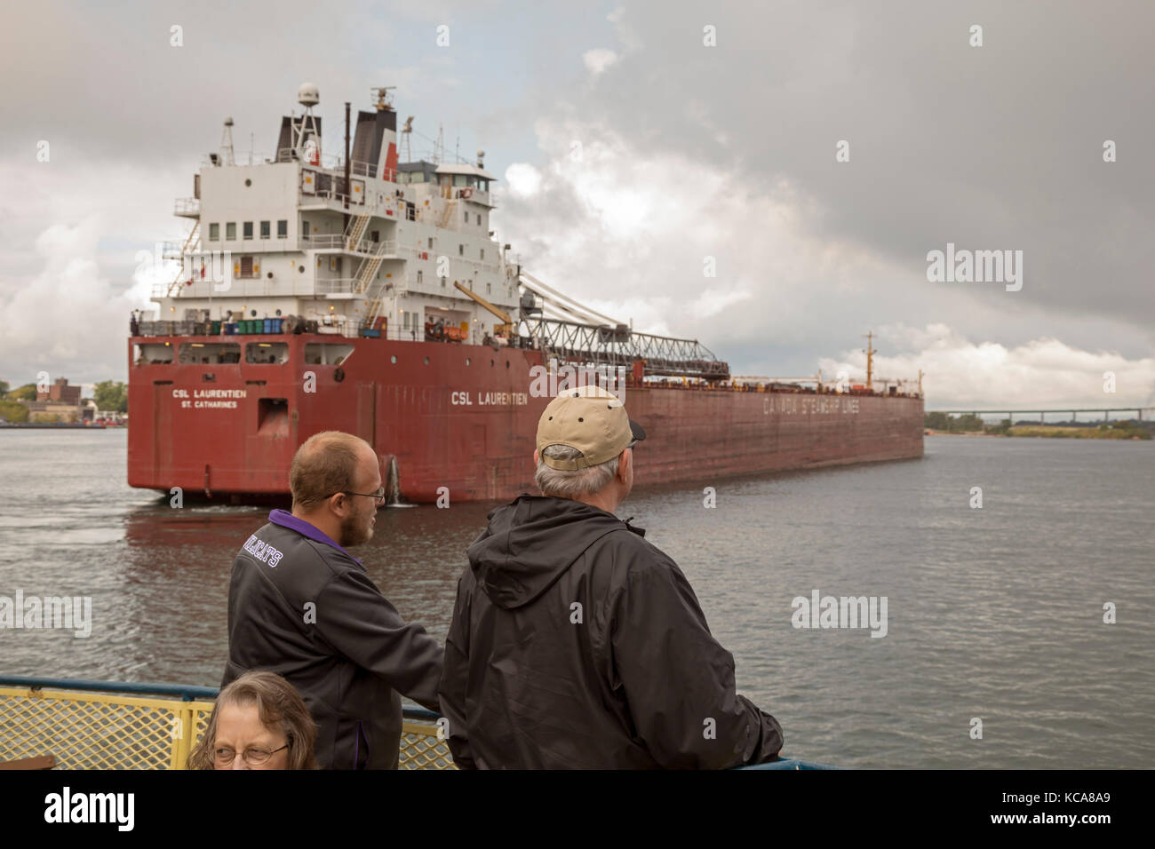 Sault Ste Marie, michigan - i turisti in un tour in barca del soo blocca guarda il csl laurentien, un bulk cargo freighter in attesa di entrare in blocchi. il Foto Stock