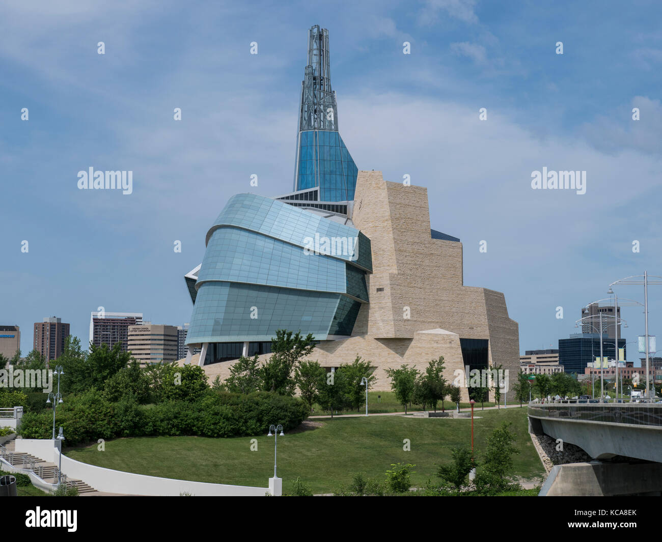 Museo canadese per il Palazzo dei Diritti dell'uomo dall'Esplanade Riel ponte pedonale attraverso il Red River, le forcelle National Historic Site, Winnipeg, Foto Stock