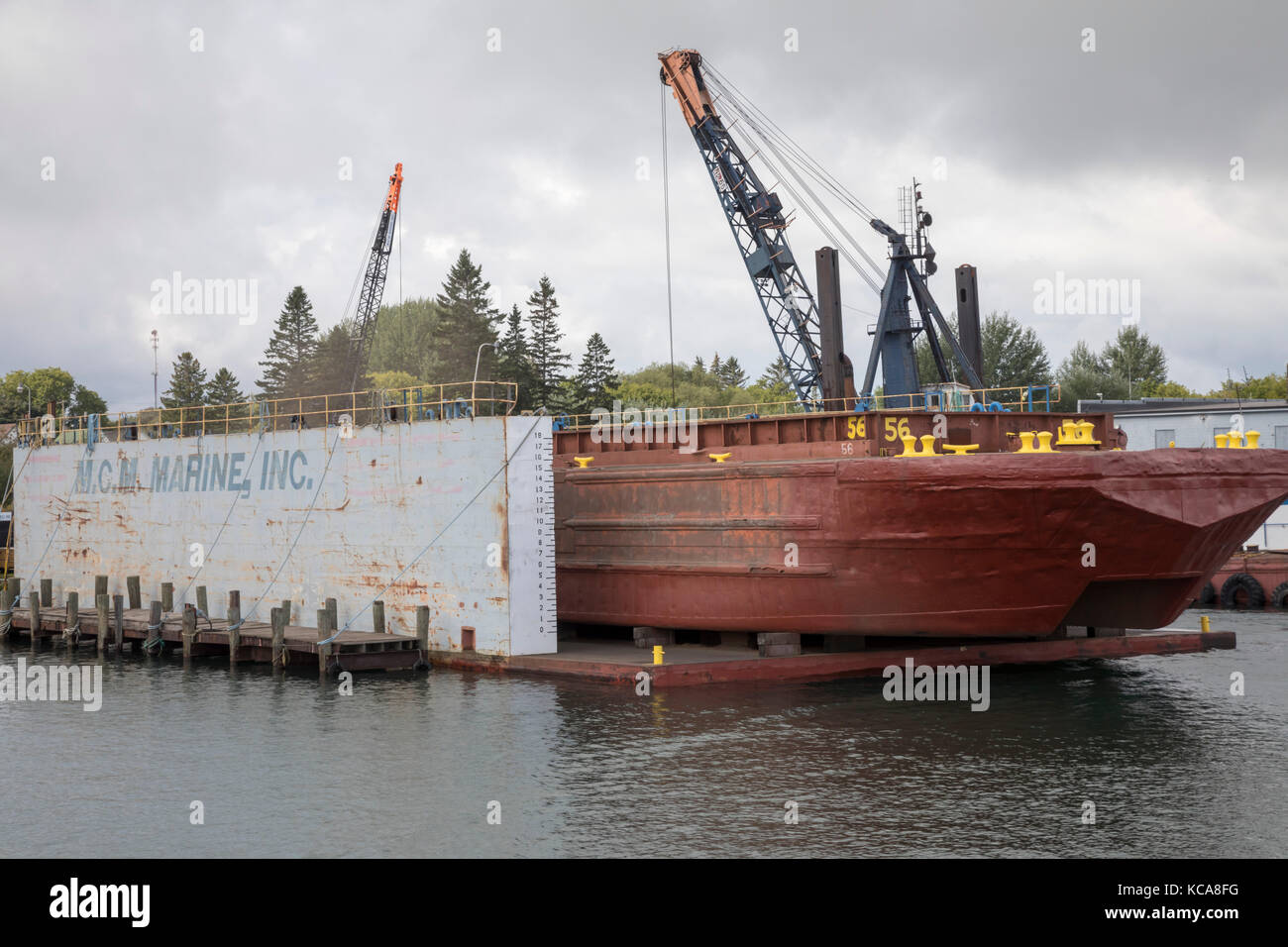 Sault Ste Marie, michigan - una chiatta in un bacino a secco sulla st. Mary's river. Foto Stock