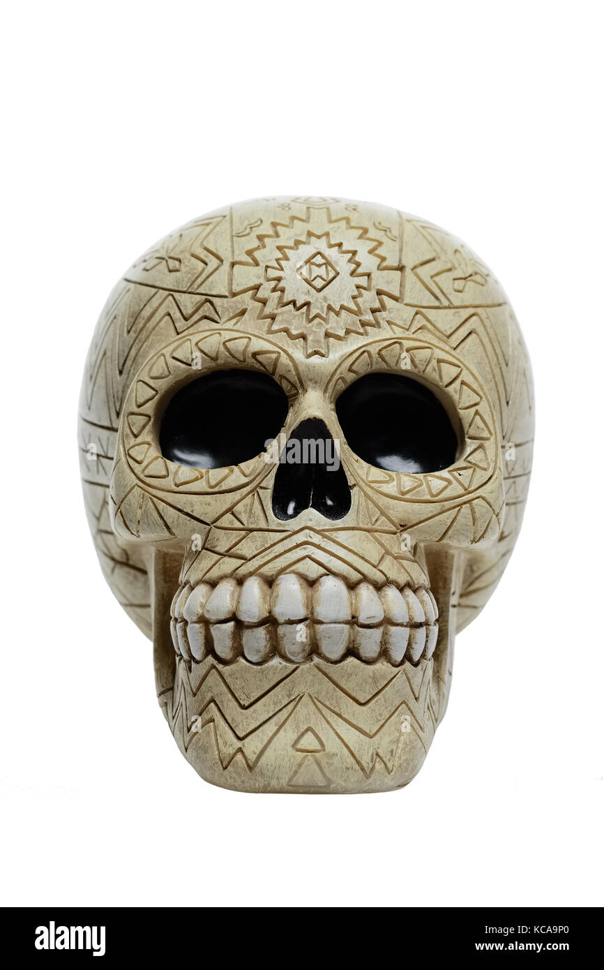 Scull umana con decorazioni scolpite isolato su bianco Foto Stock