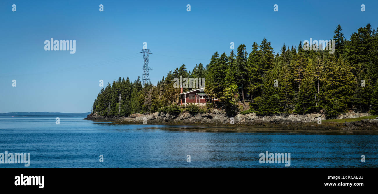 Cabina isolata su un punto roccioso, baia di Fundy, Canada Foto Stock