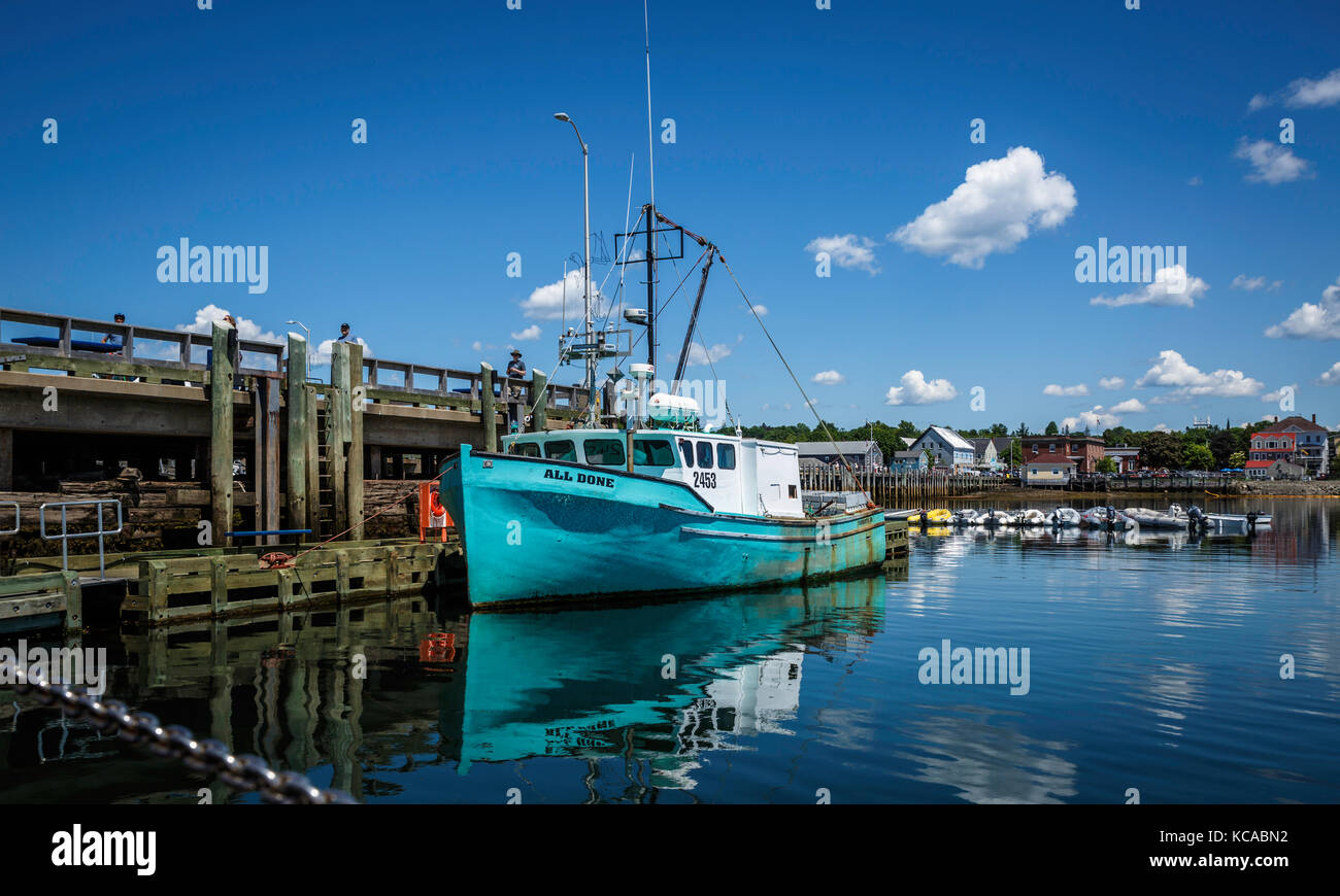 Rimorchiatore ancorato al dock nella baia di Fundy, Canada Foto Stock