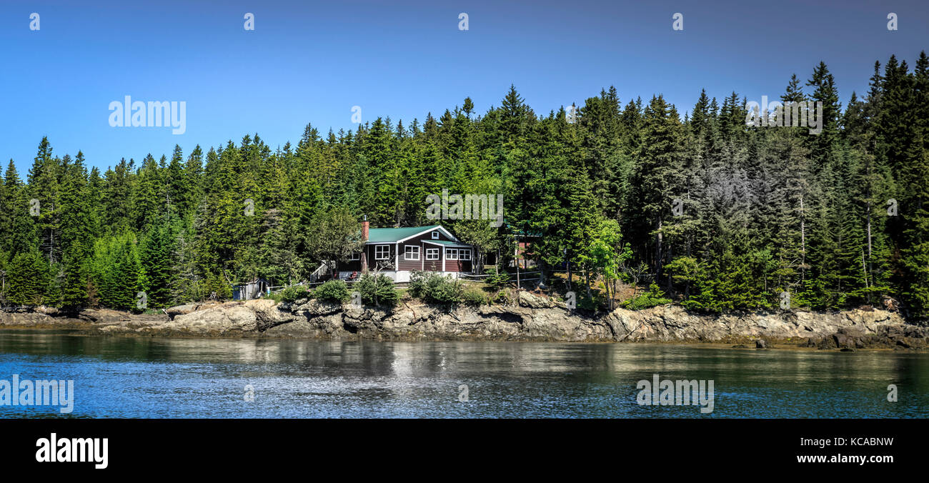 Waterfront cabina sulla spiaggia rocciosa sulla baia di Fundy, Canada Foto Stock