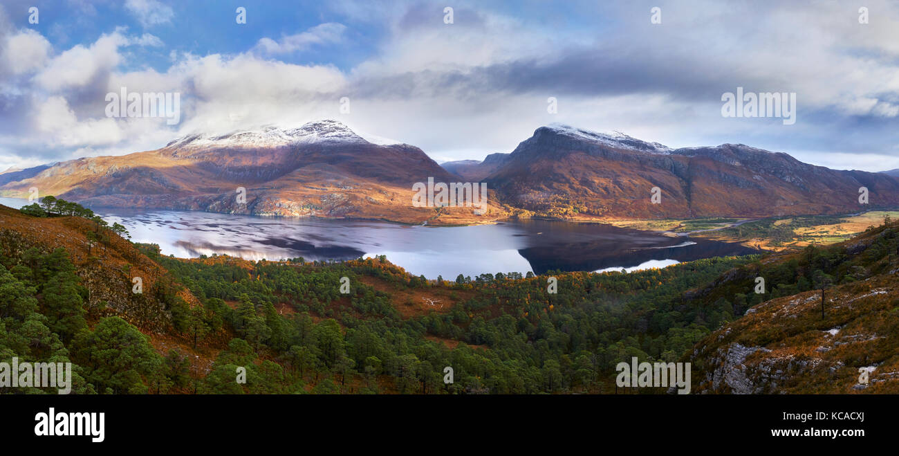 I vertici di Slioch e Beinn un Mhuinidh sopra Loch Maree nelle Highlands scozzesi, Scotland, Regno Unito. Foto Stock