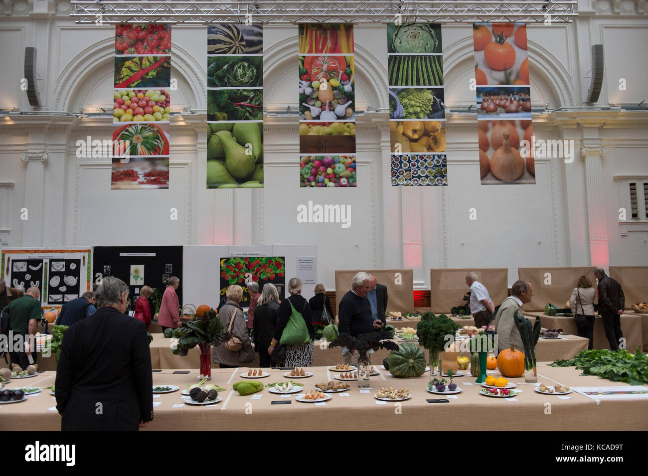 Lindley Hall di Londra, Regno Unito. Il 3 ottobre 2017. Due giorni di rhs london harvest festival show si apre, celebrando Messe in questo anno con la RHS' zucca gigante e in autunno la frutta e la verdura concorsi. Credito: malcolm park/alamy live news. Foto Stock