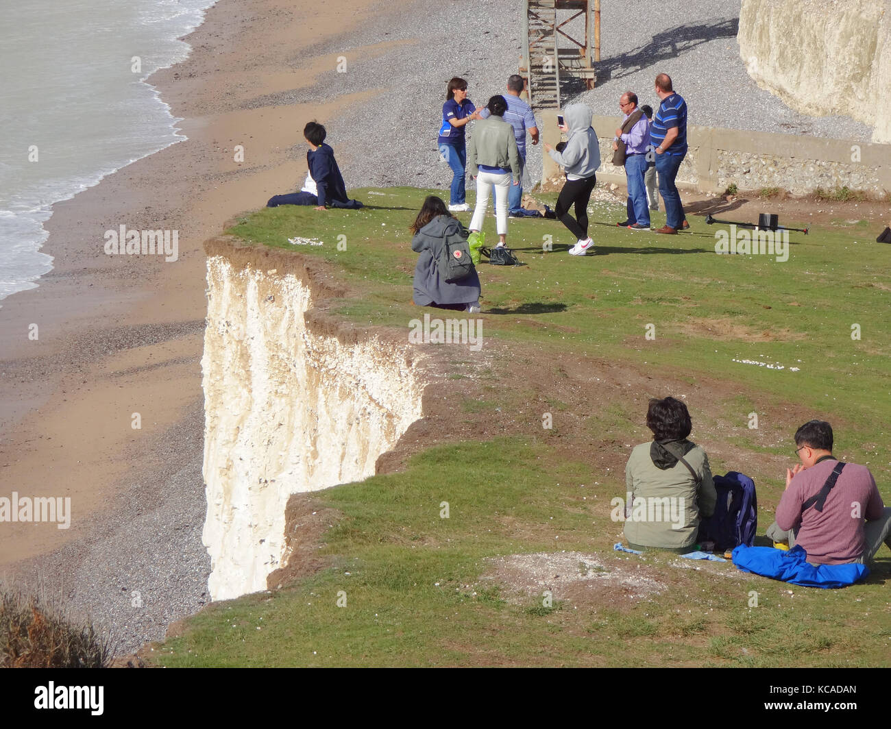 Birling Gap, Eastbourne, East Sussex, Regno Unito 3 ottobre 2017..L'erosione Accelerata delle scogliere calcaree nel punto di bellezza South Downs National Trust ha portato avanti lavori essenziali per i gradini di accesso alla spiaggia che sono ora chiusi. Alcune persone stanno assumendo rischi estremi, alcune sedute sul bordo e prendendo selfie. Foto Stock