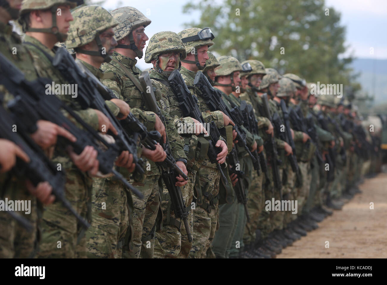 Slunj, Croazia. 3° ott 2017. soldati croati partecipare all'esercizio militare "udar 17' in eugen kvaternik zona di addestramento militare vicino a Slunj, Croazia, on oct. 3, 2017. Un totale di 1030 soldati hanno partecipato all'esercizio per dimostrare le capacità di manovra e di supporto di fuoco. Credito: Kristina stedul fabac/xinhua/alamy live news Foto Stock