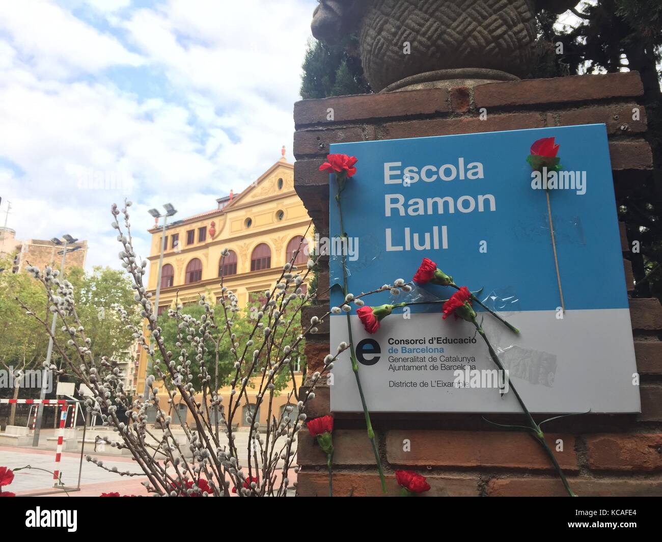 Barcellona, Spagna. 3° ott 2017. garofani sul gate di Raimondo Lullo la scuola di Barcellona, in Spagna, il 3 ottobre 2017. Vi era un seggio presso la scuola, dove la Guardia civil ufficiali si sono scontrati con i civili. Credito: Alvise armellini/dpa/alamy live news Foto Stock