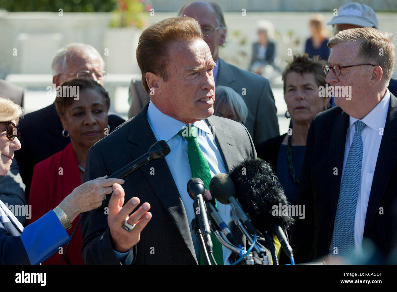 Washington, Stati Uniti. 3 ottobre 2017. Arnold Schwarzenegger, star del cinema ed ex governatore della California, parla contro l'estrazione partigiana dei distretti elettorali, mentre i giudici della Corte Suprema degli Stati Uniti ascoltano argomentazioni orali sul caso gerrymandering. Crediti: B Christopher/Alamy Live News Foto Stock
