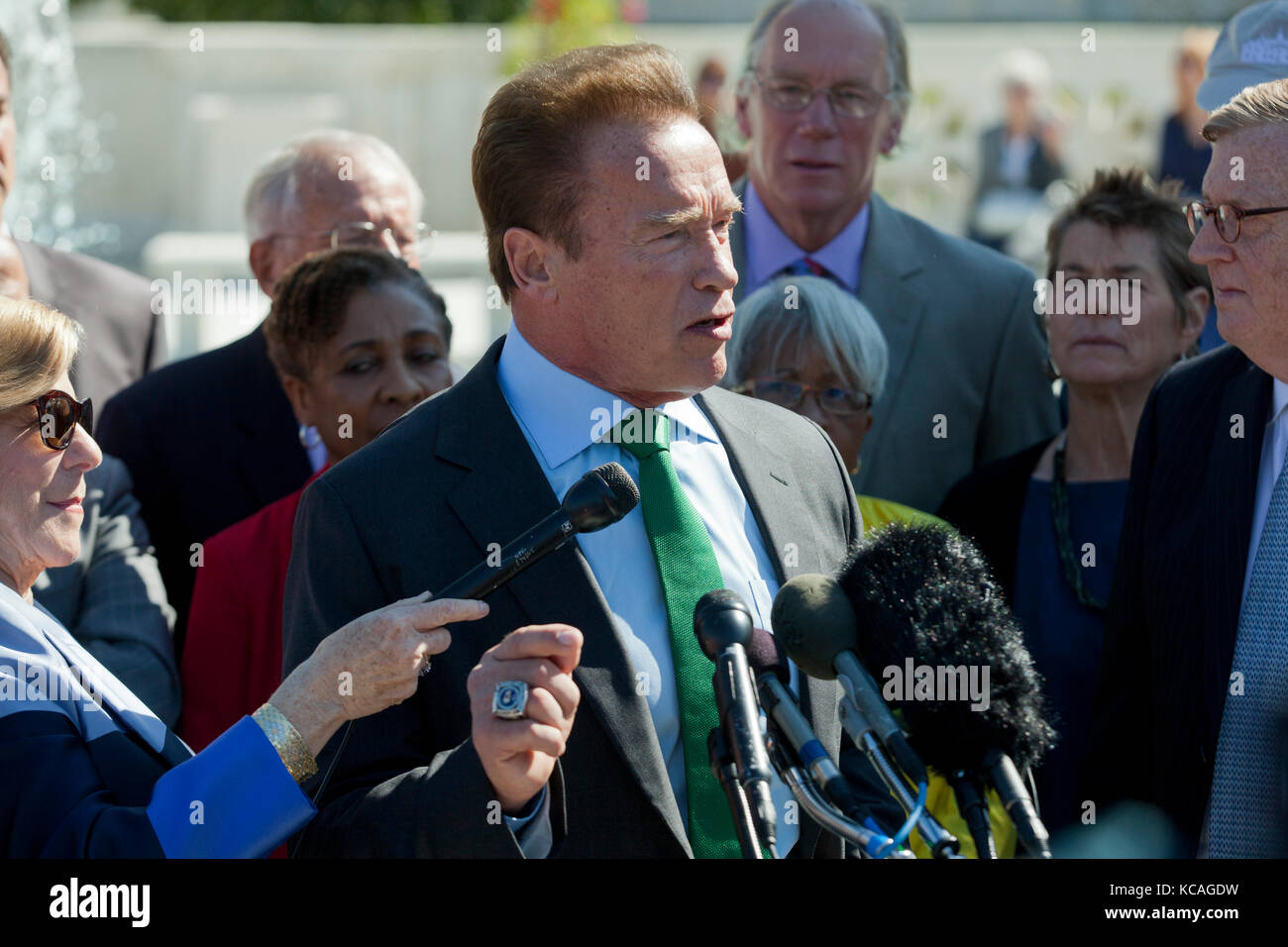 Washington, Stati Uniti. 3 ottobre 2017. Arnold Schwarzenegger, star del cinema ed ex governatore della California, parla contro l'estrazione partigiana dei distretti elettorali, mentre i giudici della Corte Suprema degli Stati Uniti ascoltano argomentazioni orali sul caso gerrymandering. Crediti: B Christopher/Alamy Live News Foto Stock