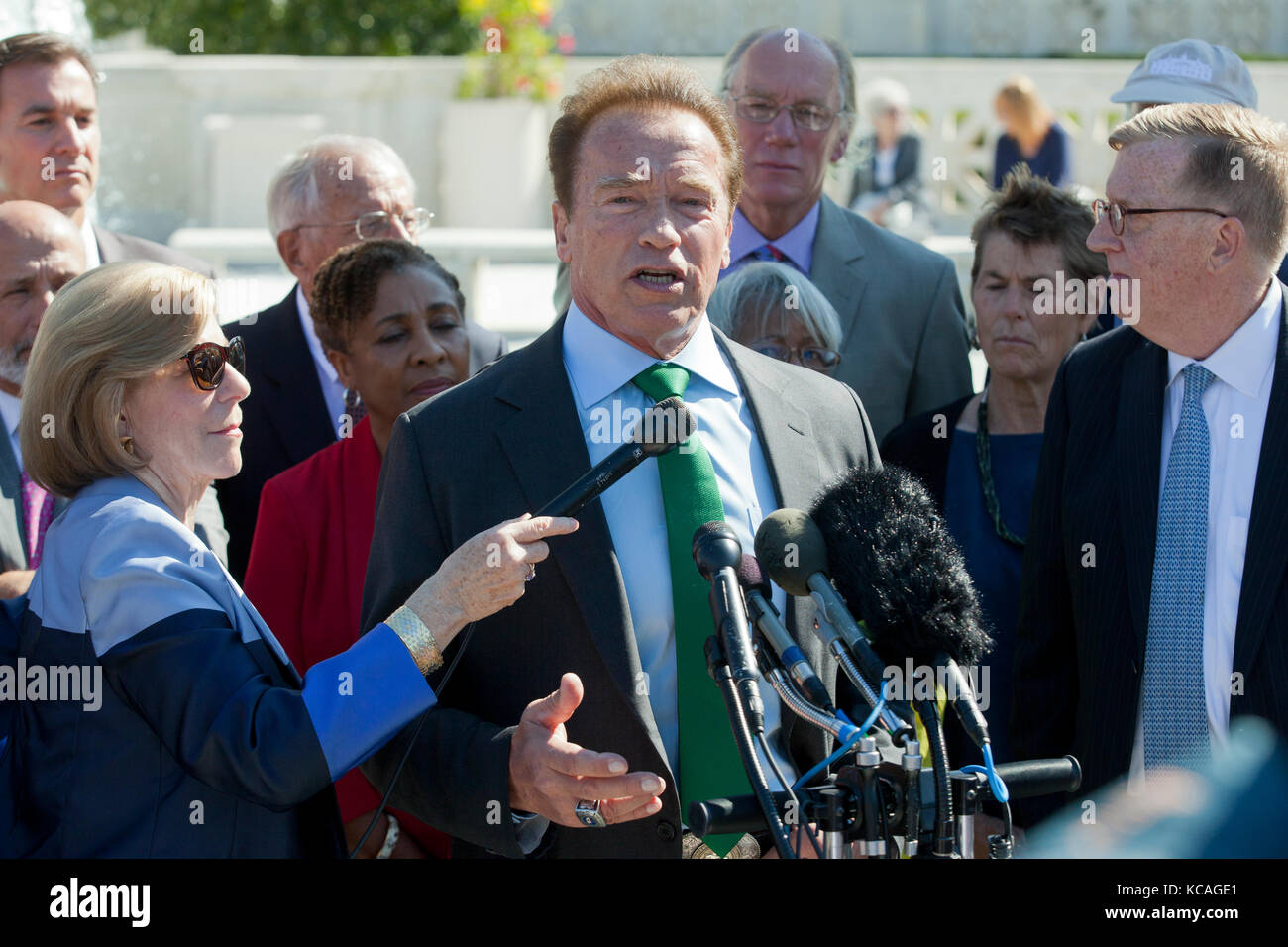 Washington, Stati Uniti. 3 ottobre 2017. Arnold Schwarzenegger, star del cinema ed ex governatore della California, parla contro l'estrazione partigiana dei distretti elettorali, mentre i giudici della Corte Suprema degli Stati Uniti ascoltano argomentazioni orali sul caso gerrymandering. Crediti: B Christopher/Alamy Live News Foto Stock
