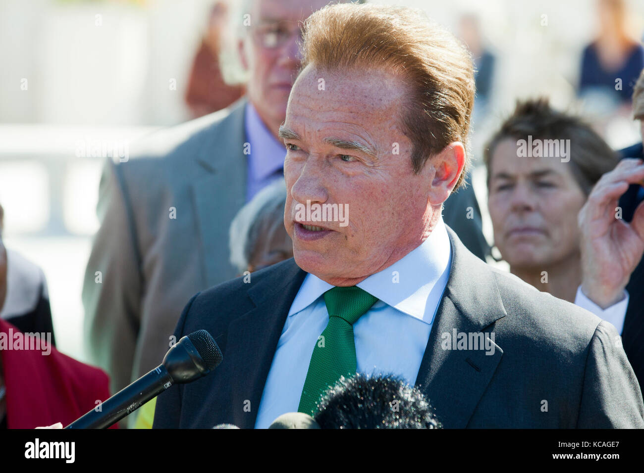 Washington, Stati Uniti. 3 ottobre 2017. Arnold Schwarzenegger, star del cinema ed ex governatore della California, parla contro l'estrazione partigiana dei distretti elettorali, mentre i giudici della Corte Suprema degli Stati Uniti ascoltano argomentazioni orali sul caso gerrymandering. Crediti: B Christopher/Alamy Live News Foto Stock