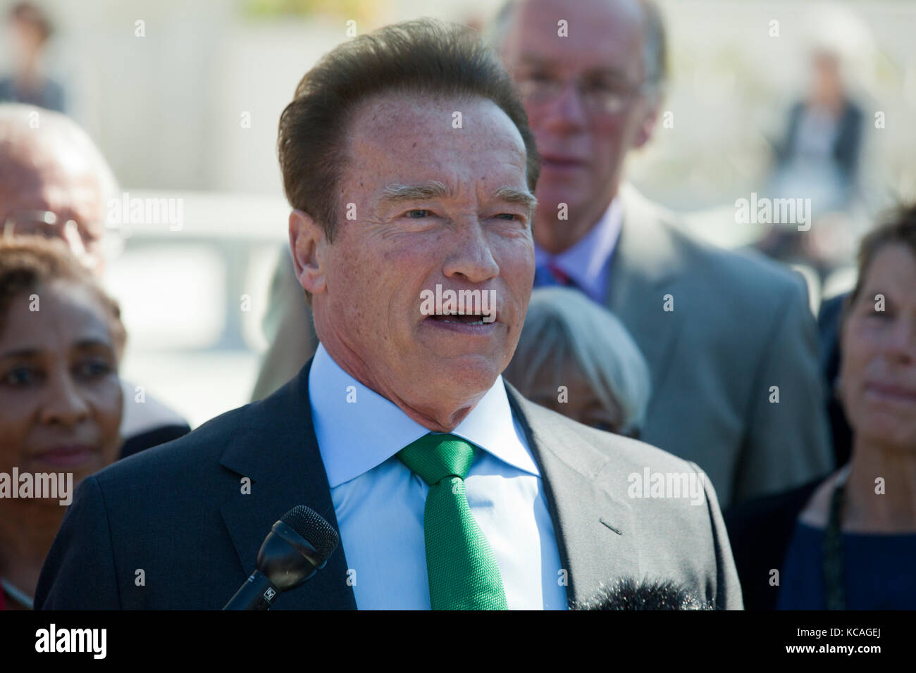 Washington, Stati Uniti d'America. 3° Ott, 2017. Arnold Schwarzenegger, ex movie-star e governatore della California, parla contro il disegno partigiana dei distretti elettorali, mentre la Corte Suprema giudici ascoltare argomentazioni orali gerrymandering sul caso. Credito: B Christopher/Alamy Live News Foto Stock