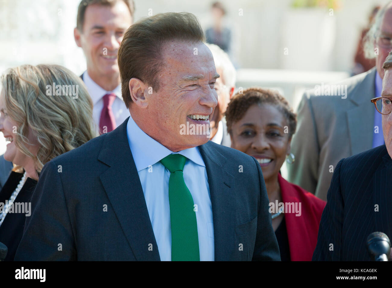 Washington, Stati Uniti. 3 ottobre 2017. Arnold Schwarzenegger, star del cinema ed ex governatore della California, parla contro l'estrazione partigiana dei distretti elettorali, mentre i giudici della Corte Suprema degli Stati Uniti ascoltano argomentazioni orali sul caso gerrymandering. Crediti: B Christopher/Alamy Live News Foto Stock
