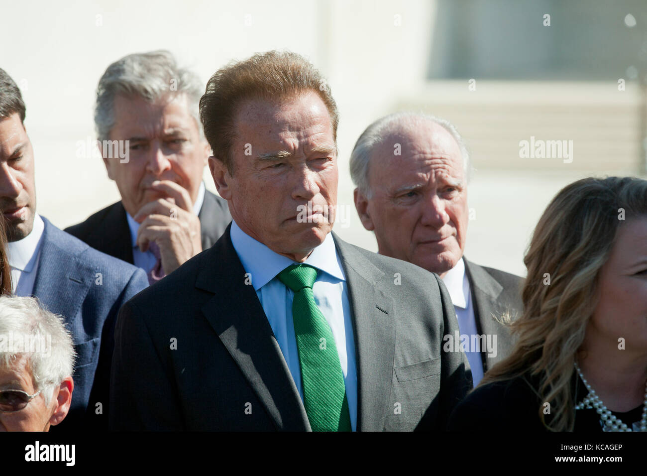 Washington, Stati Uniti. 3 ottobre 2017. Arnold Schwarzenegger, star del cinema ed ex governatore della California, parla contro l'estrazione partigiana dei distretti elettorali, mentre i giudici della Corte Suprema degli Stati Uniti ascoltano argomentazioni orali sul caso gerrymandering. Crediti: B Christopher/Alamy Live News Foto Stock