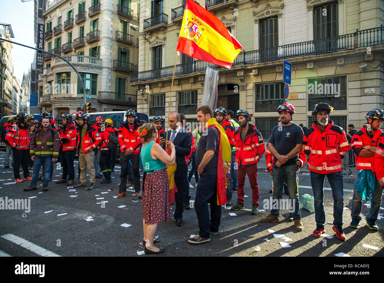 Barcellona, Spagna. 3° ott 2017. tre anti-indipendenza manifestanti hanno con una bandiera spagnola al di fuori sede della polizia sulla via Laietana per esprimere il loro sostegno per la polizia spagnola di Barcellona, in Spagna, il 3 ottobre 2017. lo stesso giorno, diverse centinaia di migliaia di persone hanno protestato contro la violenza della polizia e per l'indipendenza in Catalogna. Credito: nicolas carvalho ochoa/dpa/alamy live news Foto Stock