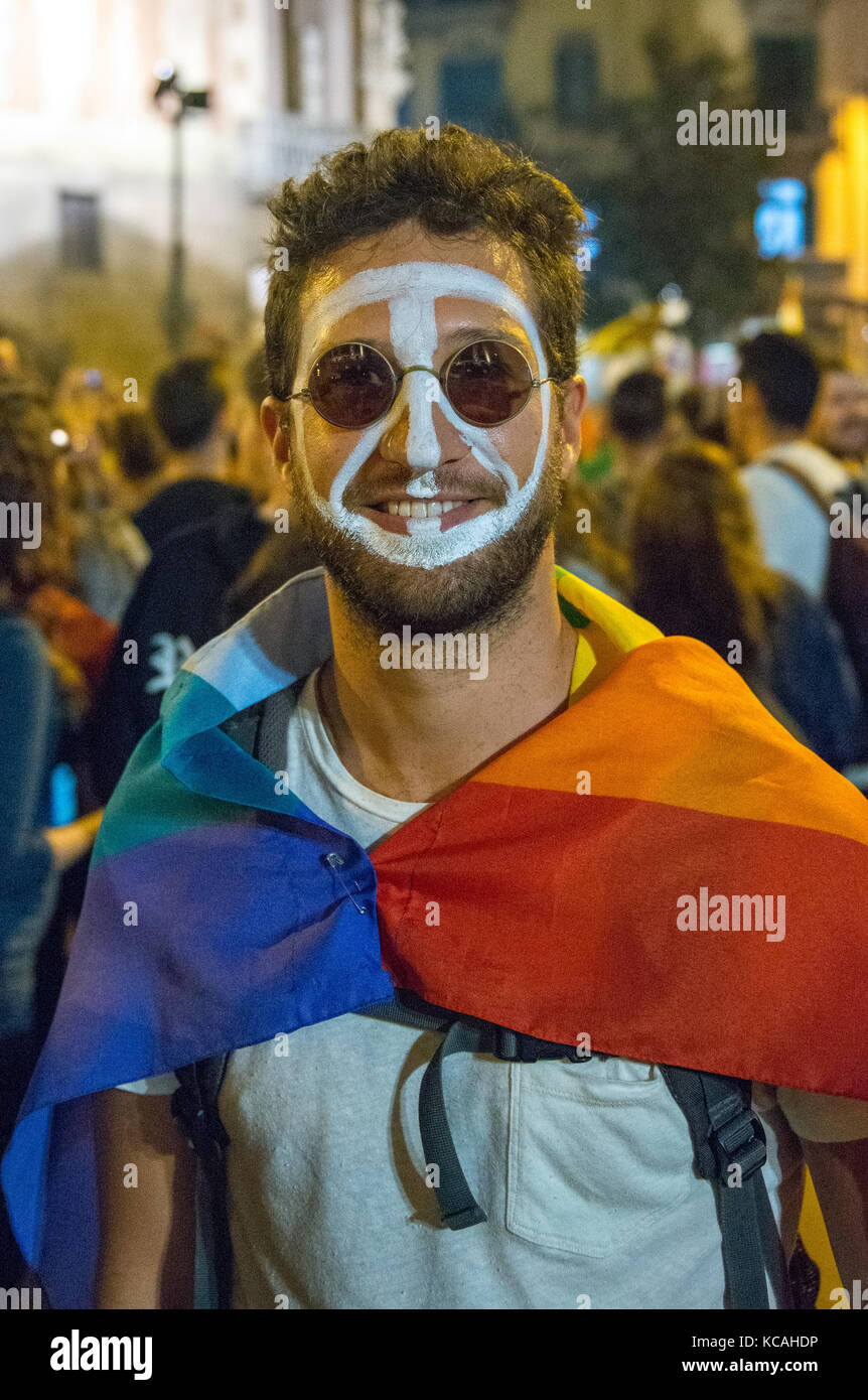 Barcellona, Spagna. 03 ottobre 2017. Sciopero contro la brutalità della polizia, dopo il referendum di indipendenza. Località: Via Laietana, Barcellona, Catalogna. Credit: Ernest Callís/Alamy Live News Foto Stock