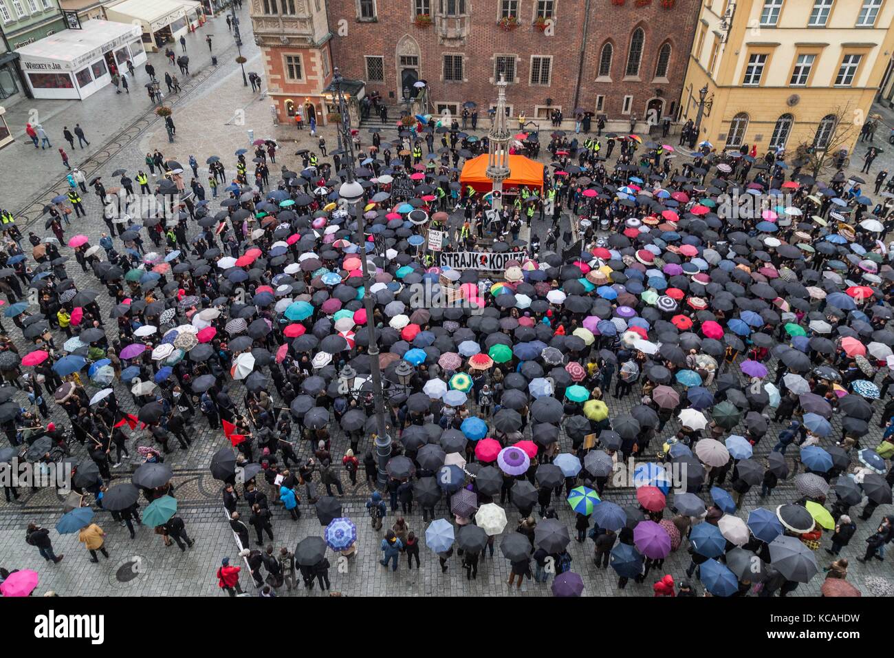 Wroclaw, Polonia. 3° ott 2017. nero protesta - Donne Sciopero. donne polacche che protestavano per le strade contro più severe leggi sull aborto in Polonia. ombrelloni diventa un segno di protesta. wroclaw. Polonia credito: krzysztof kaniewski/zuma filo/alamy live news Foto Stock