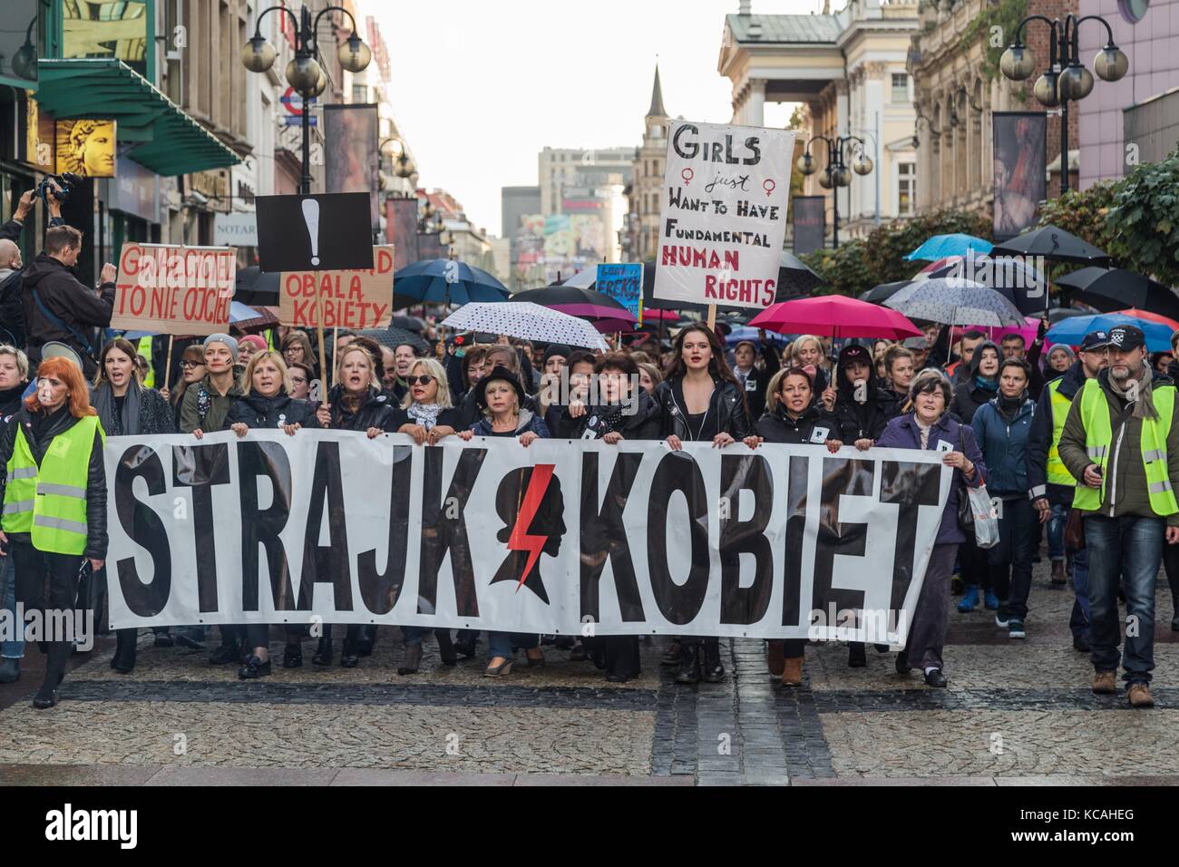 Wroclaw, Polonia. 3° ott 2017. nero protesta - Donne Sciopero. donne polacche che protestavano per le strade contro più severe leggi sull aborto in Polonia. ombrelloni diventa un segno di protesta. wroclaw. Polonia credito: krzysztof kaniewski/zuma filo/alamy live news Foto Stock