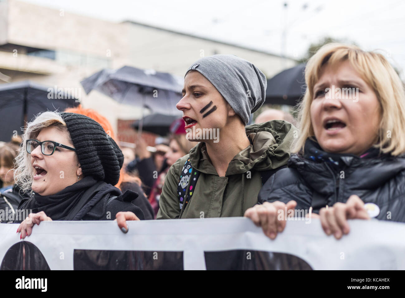 Wroclaw, Polonia. 3° ott 2017. nero protesta - Donne Sciopero. donne polacche che protestavano per le strade contro più severe leggi sull aborto in Polonia. ombrelloni diventa un segno di protesta. wroclaw. Polonia credito: krzysztof kaniewski/zuma filo/alamy live news Foto Stock