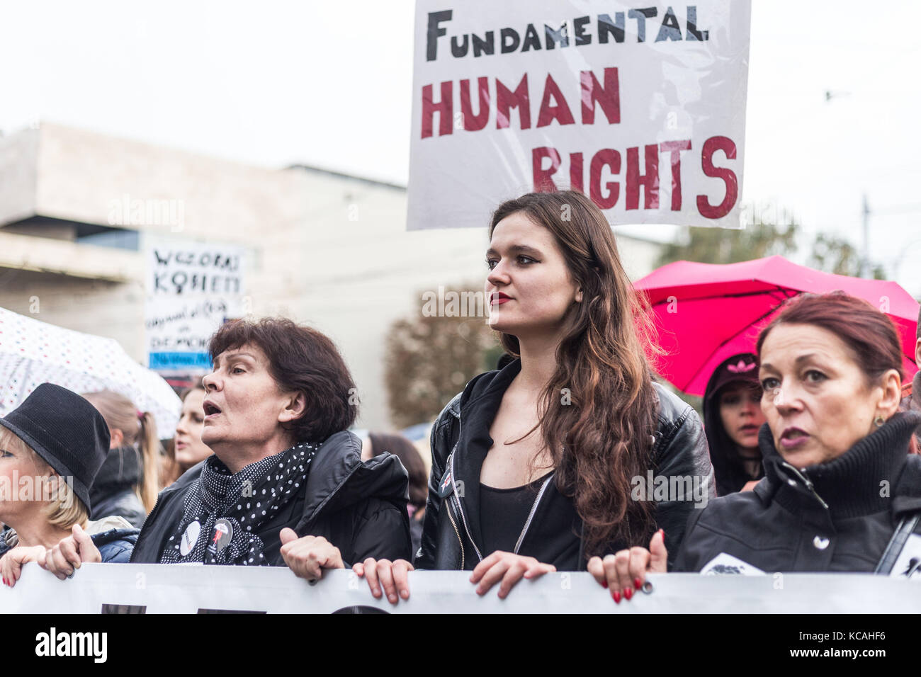 Wroclaw, Polonia. 3° ott 2017. nero protesta - Donne Sciopero. donne polacche che protestavano per le strade contro più severe leggi sull aborto in Polonia. ombrelloni diventa un segno di protesta. wroclaw. Polonia credito: krzysztof kaniewski/zuma filo/alamy live news Foto Stock
