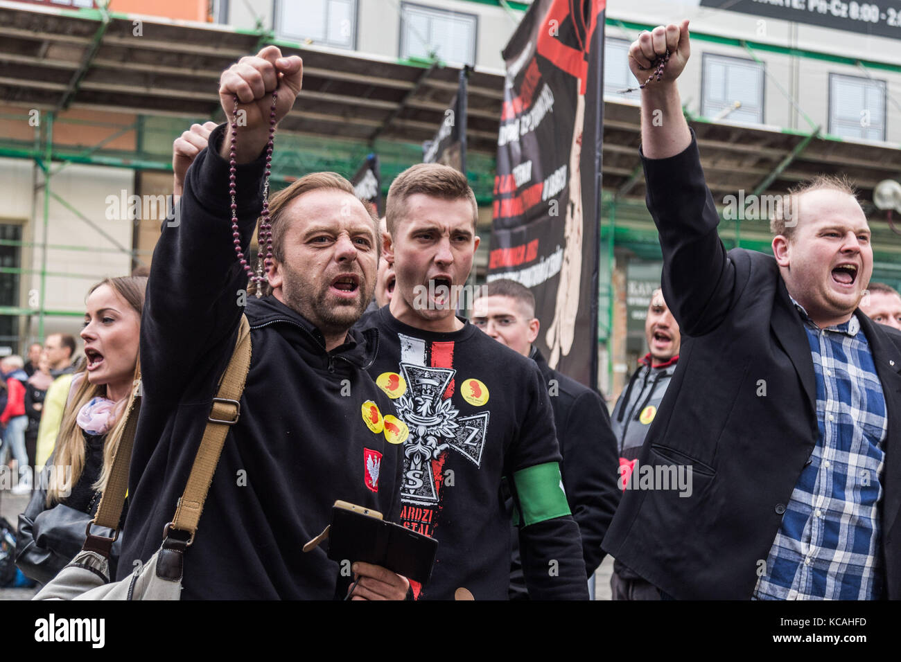 Wroclaw, Polonia. 3° ott 2017. nero protesta - Donne Sciopero. donne polacche che protestavano per le strade contro più severe leggi sull aborto in Polonia. ombrelloni diventa un segno di protesta. wroclaw. Polonia credito: krzysztof kaniewski/zuma filo/alamy live news Foto Stock